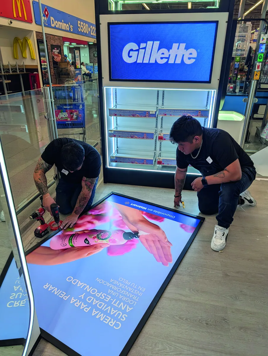 Instalación de gráfica de gran formato en piso
