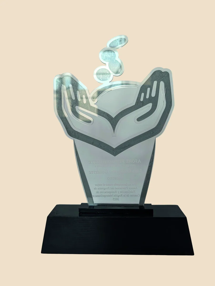Trofeo en acrílico con detalle escultórico