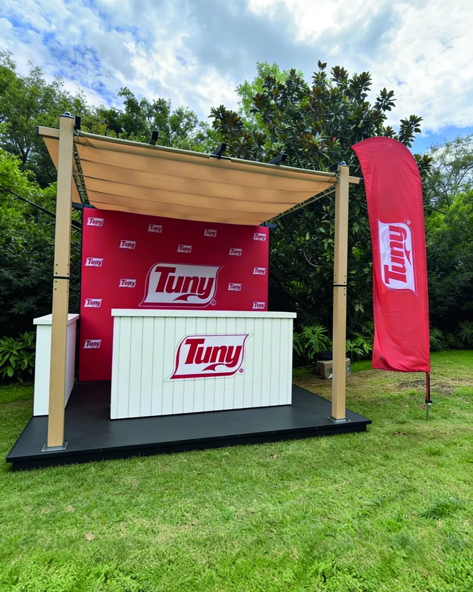 Activación de marca con carpa y banderas Tuny